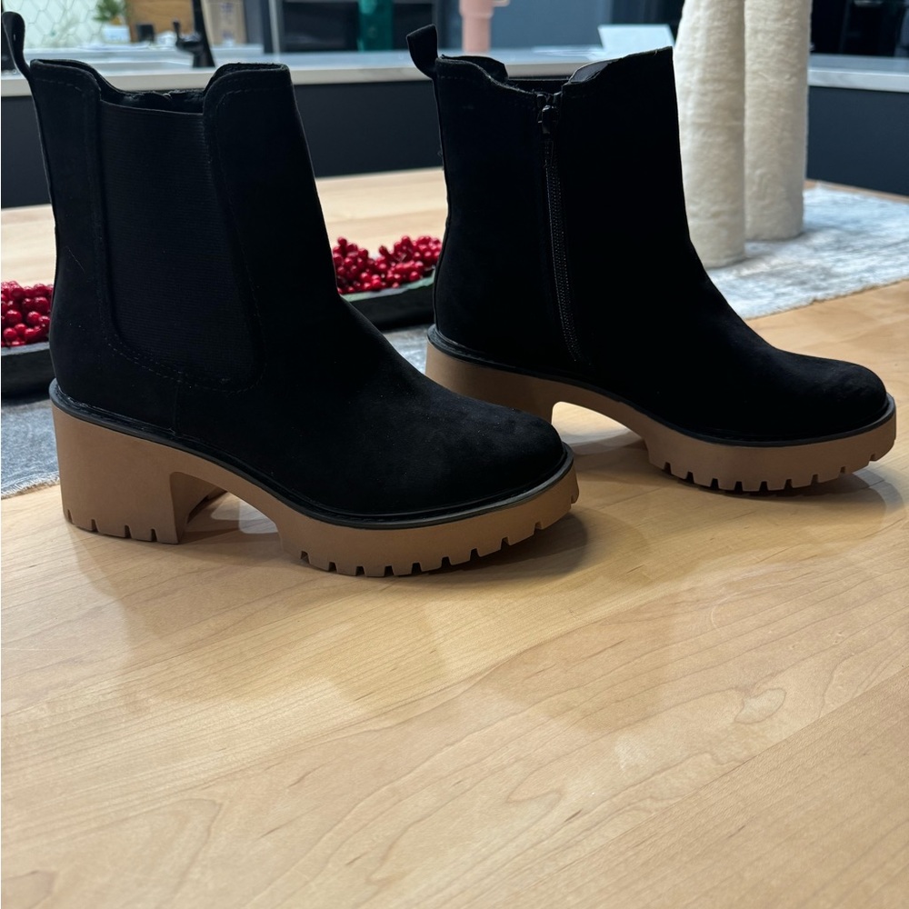 NWT Chelsea heeled boots size 7.5